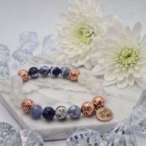 Szodalit Nice karkötő rose gold színű Lávakővel és fehér Acháttal